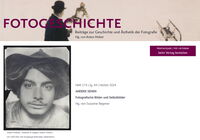 Zeitschriften-Titelbild mit Logo und Foto eines jungen Mannes mit Hut