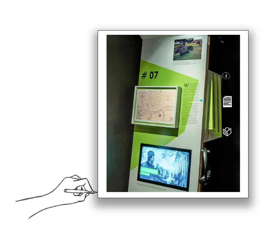 Foto einer Ausstellungstafel mit Schrift, Video und Bildern